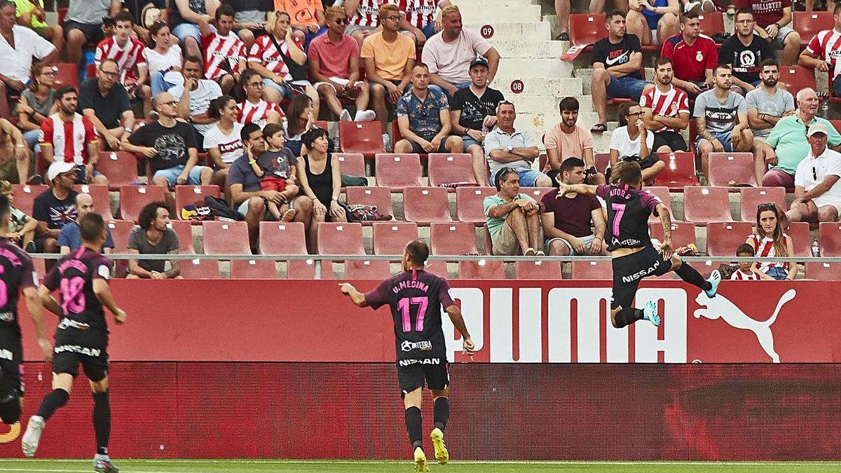 Aitor García, a la derecha, en el aire, celebra el gol sportinguista en el primer partido del año pasado en Gerona.