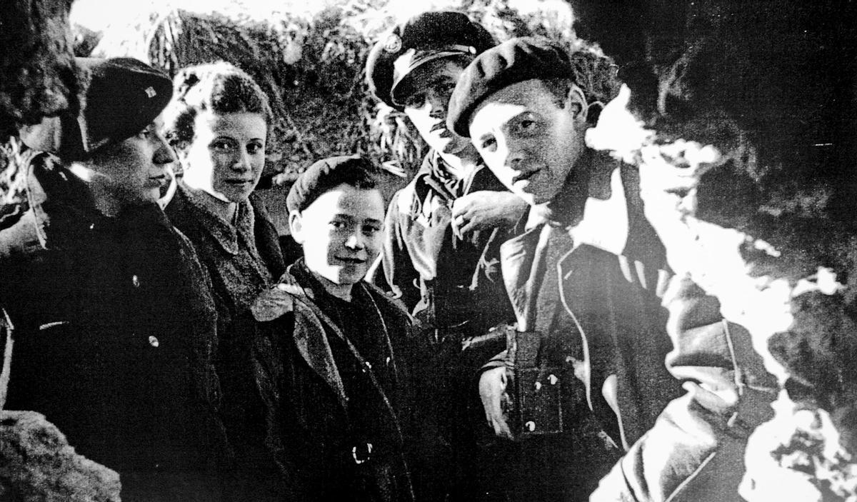 Pura Tomás, segunda por la derecha, junto a su hermano, con los milicianos de El Mazucu, durante la guerra civil.