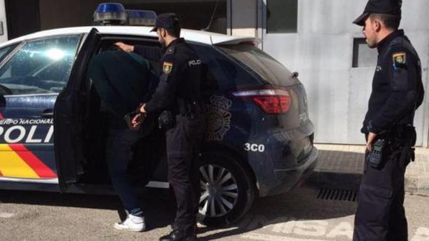 El sospechoso es conducido a un coche patrulla de la Policía Nacional en Manacor.