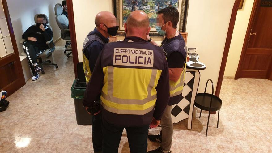 ‘Operación Naipe’. Desarrollada en diciembre de 2020, permitió desmantelar una timba clandestina en un domicilio de Son Sardina. En la imagen, los policías, durante la inspección en la casa.