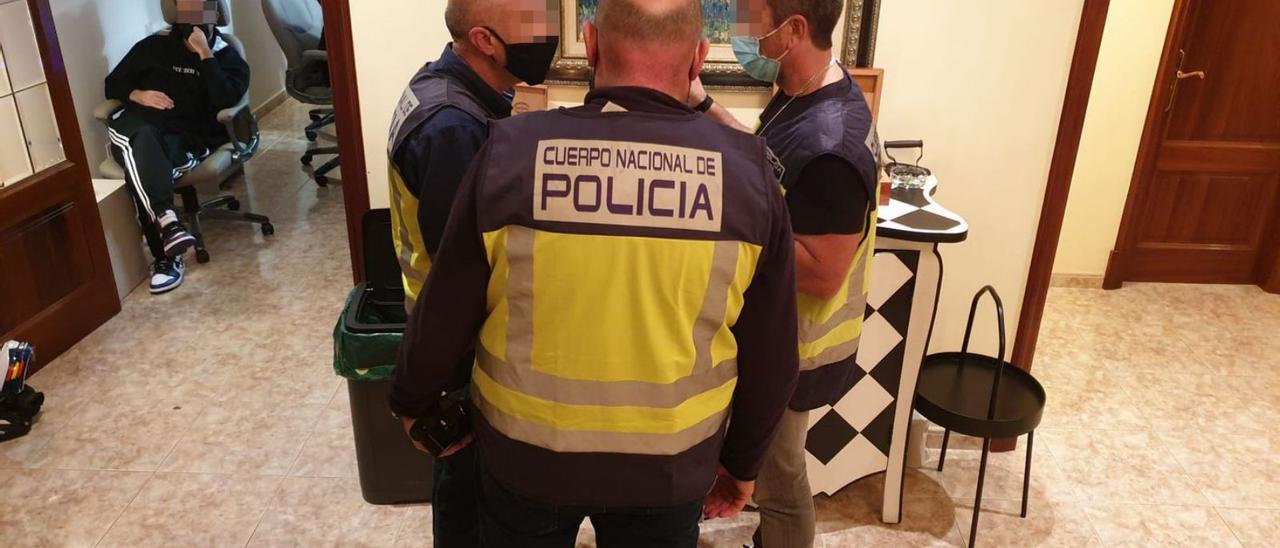 ‘Operación Naipe’. Desarrollada en diciembre de 2020, permitió desmantelar una timba clandestina en un domicilio de Son Sardina. En la imagen, los policías, durante la inspección en la casa.