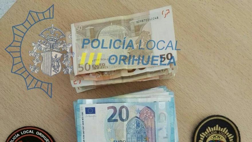 El dinero recuperado por la Policía Local tras detener al presunto atracador