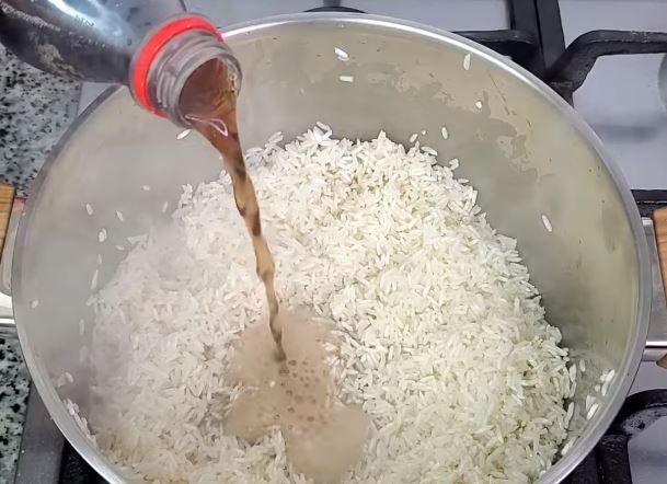 Medio litro de refresco para el arroz