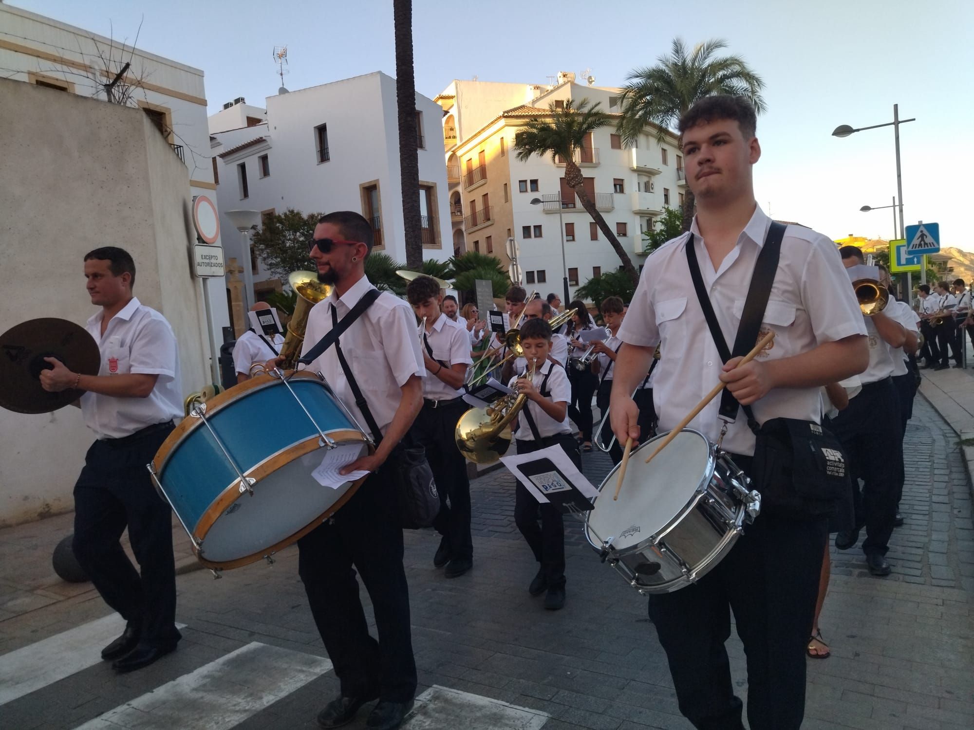 Xàbia, capital de la música: más de 800 músicos de toda la comarca llenan de vida las calles (imágenes)