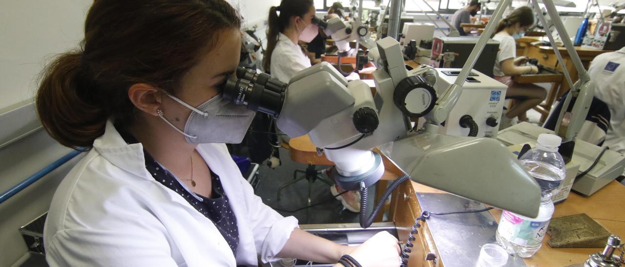 Trabajadoras desarrollan su actividad en un taller de joyería cordobés.