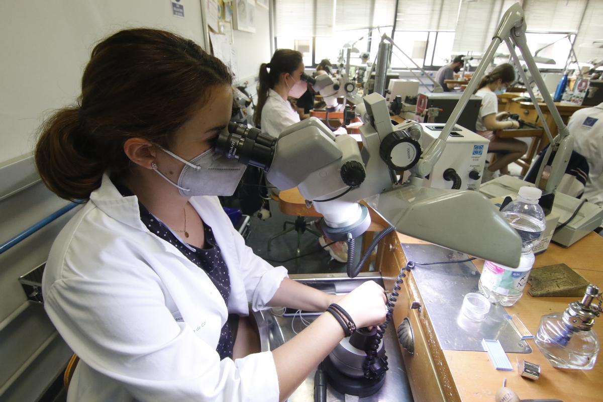 Trabajadoras desarrollan su actividad en un taller de joyería cordobés.