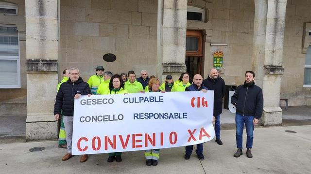 La plantilla manifestándose ante el consistorio este febrero.  |