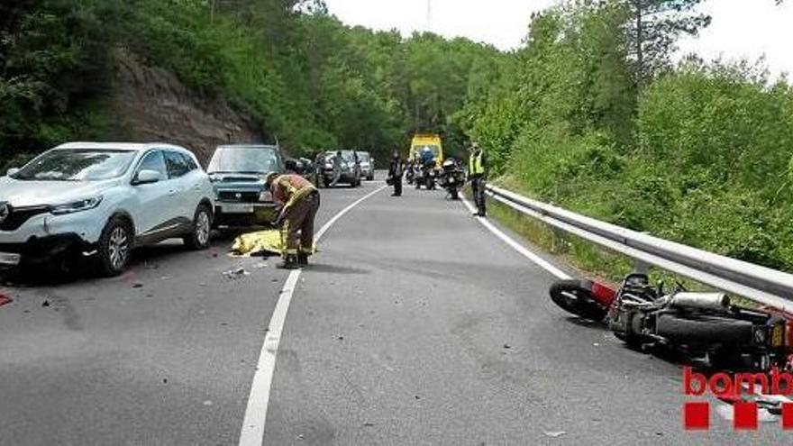 Una imatge de l&#039;accident, ahir al migdia; a l&#039;esquerra, els dos cotxes implicats i, a la dreta, la motocicleta