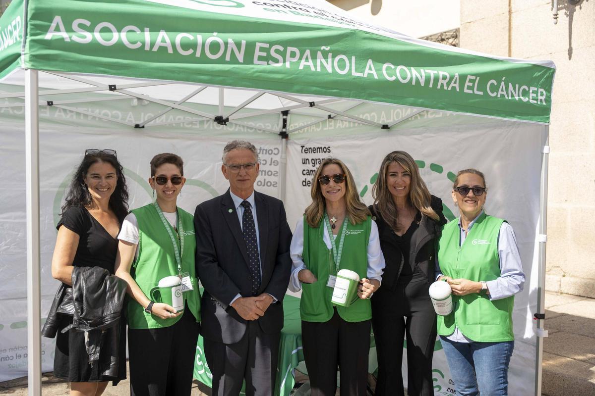 Mesa informativa de la Asociación Española Contra el Cáncer instalada junto a la delegación del Gobierno en Extremadura.