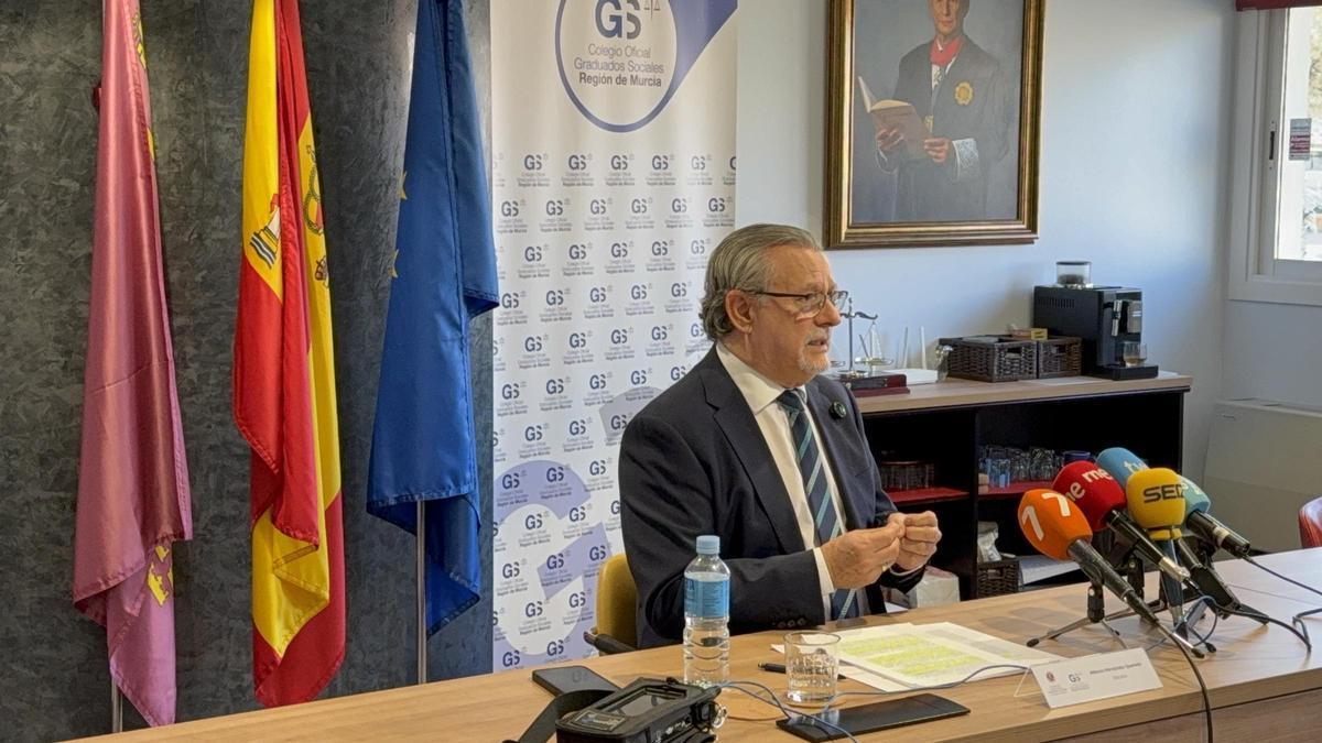 El decano del Colegio Oficial de Graduados Sociales de la Región de Murcia, Alfonso Hernández, este lunes ante los medios.