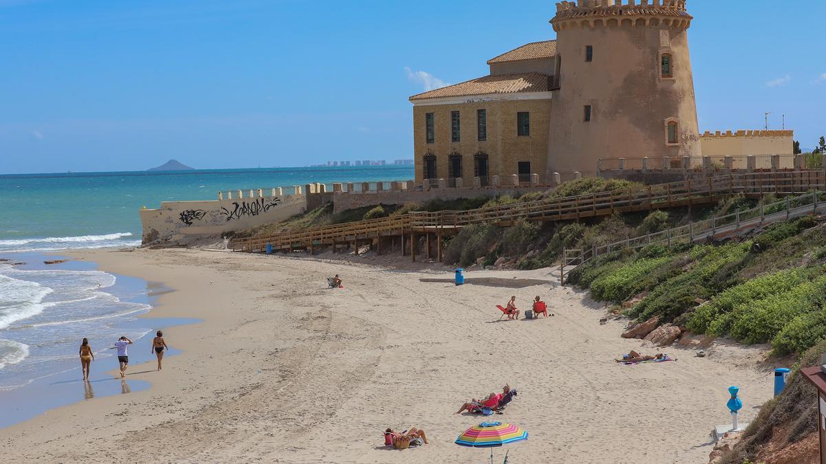 Torre Vigía del siglo XVI en la Playa del Conde en Pilar de la Horadada
