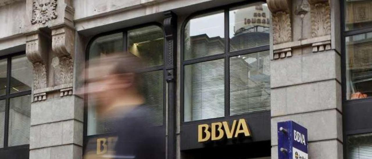 Oficina del BBVA asaltada por los delincuentes.