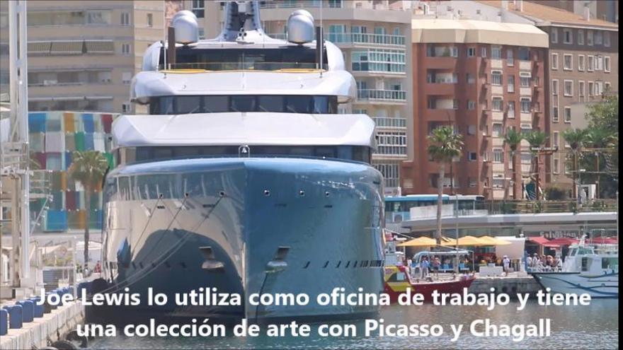 Un gran yate de lujo en el Puerto de Málaga