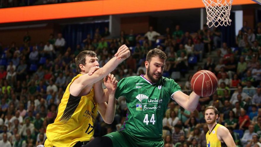 Dejan Musli, defendido por Fran Vázquez en un partido del pasado play off.