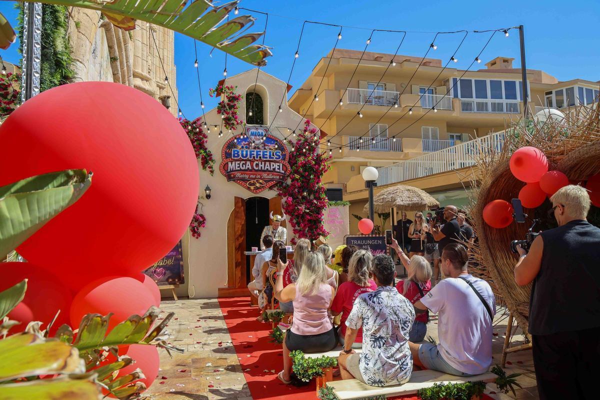Heiraten am Ballermann: Ein Blick in Lorenz Büffels „Mega Chapel“ direkt am Megapark