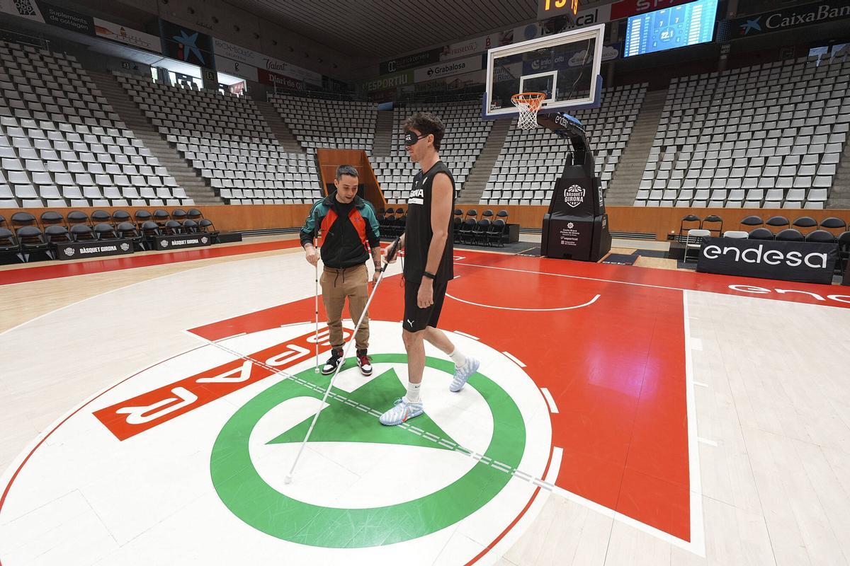 Els jugadors del Bàsquet Girona posant-se a la pell d'una persona cega