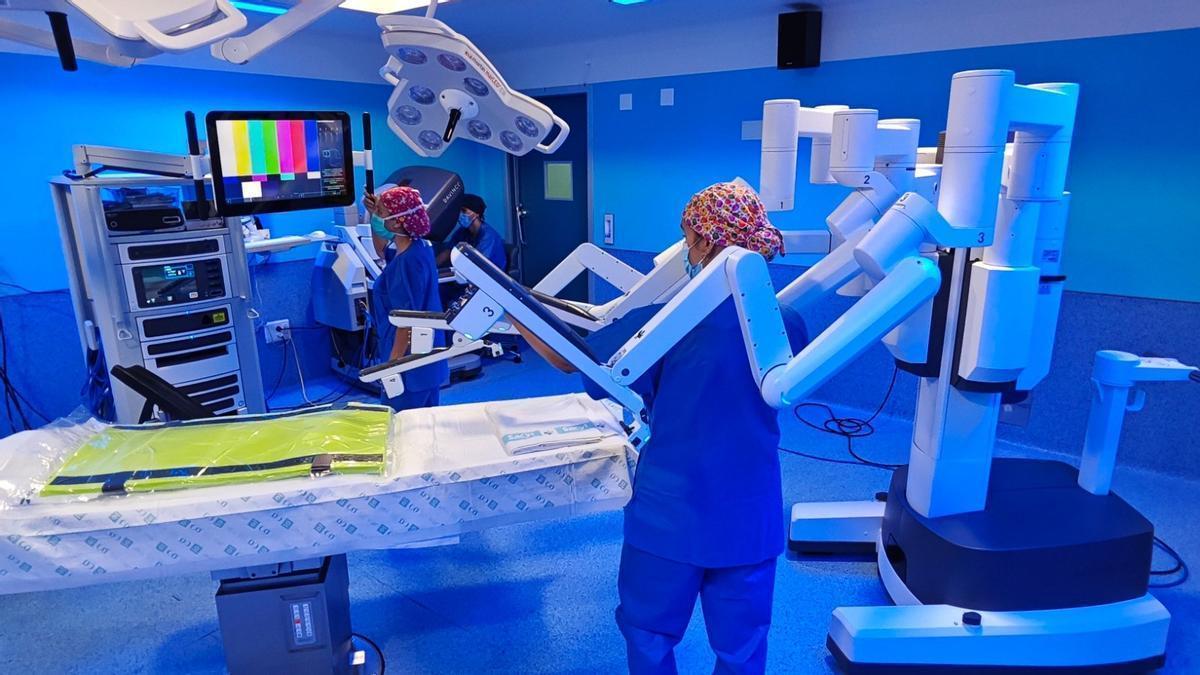 Enfermeras preparando el robot Da Vinci para una intervención