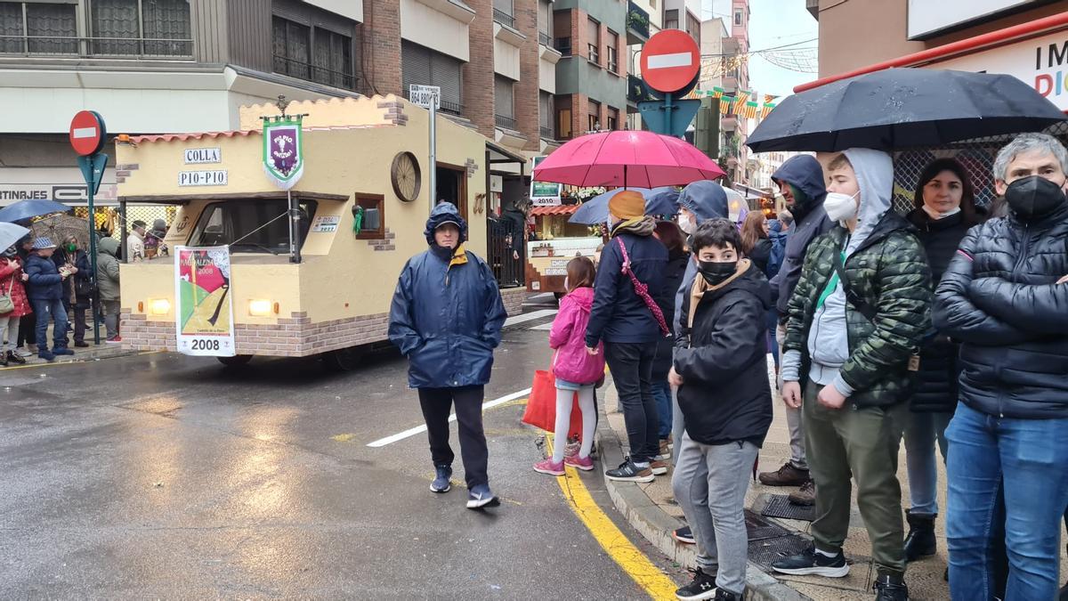 La lluvia no frena el desfile de animación de carros engalanados de la Magdalena