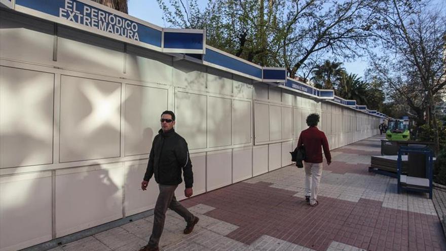 Cristina López Barrio y Pilar Eyre, en una Feria del Libro con caseta de El Periódico