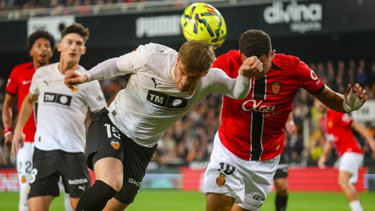 Lucas Beltrán, rematando de cabeza ante el Mallorca
