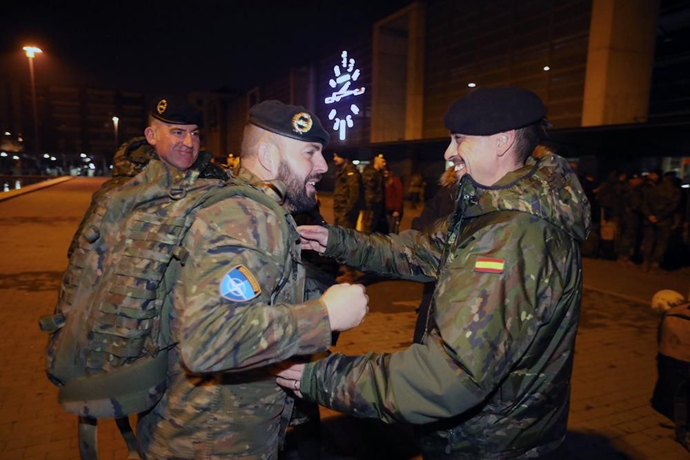 Un centenar de militares de Cerro Muriano parten a Letonia arropados por sus familias