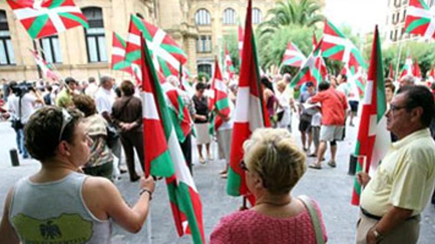 La bandera española deberá ondear en el Parlamento vasco