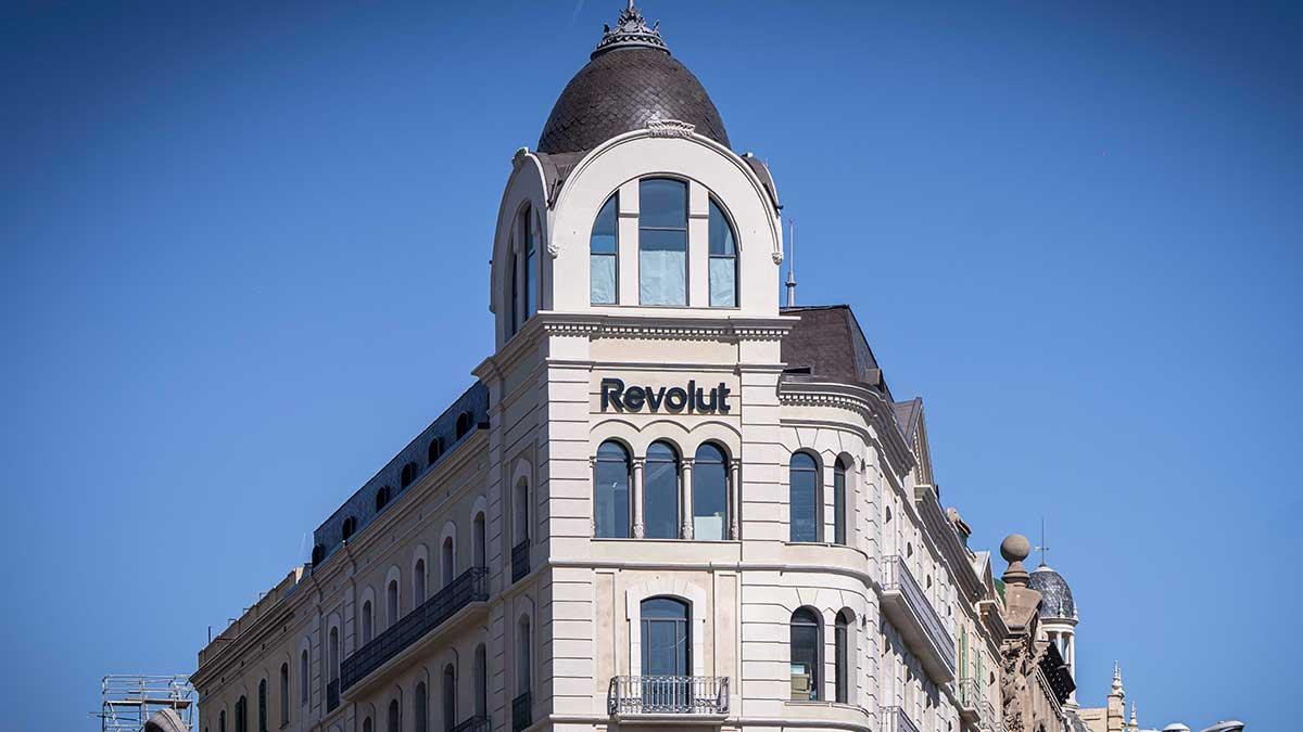 Fachada del histórico edificio de Cuatrecasas, que ha incorporado este miércoles la marca de Revolut en su cúspide.