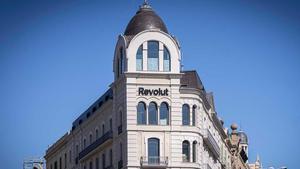 Fachada del histórico edificio de Cuatrecasas, que ha incorporado este miércoles la marca de Revolut en su cúspide.