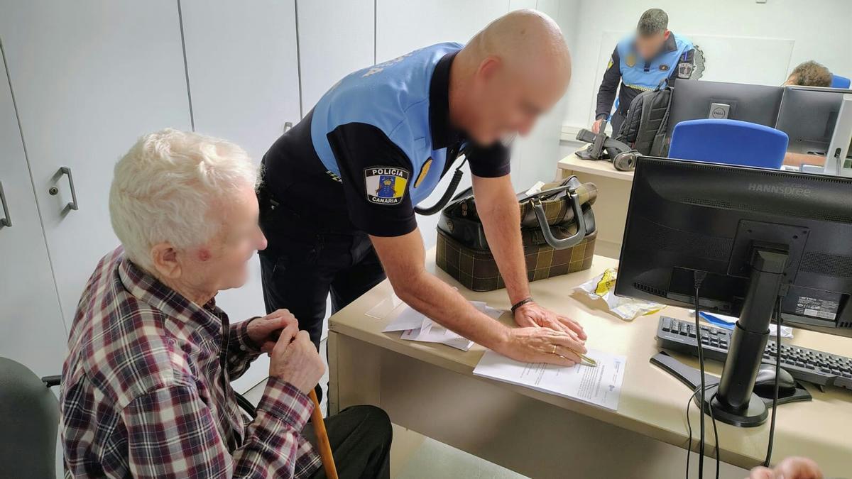 El ciudadano, recogiendo su dinero en la comisaría.