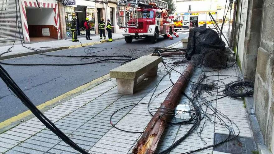 Los efectivos de Emergencias acabaron de demoler el poste telefónico porque estaba a punto de caerse. // Iñaki Abella