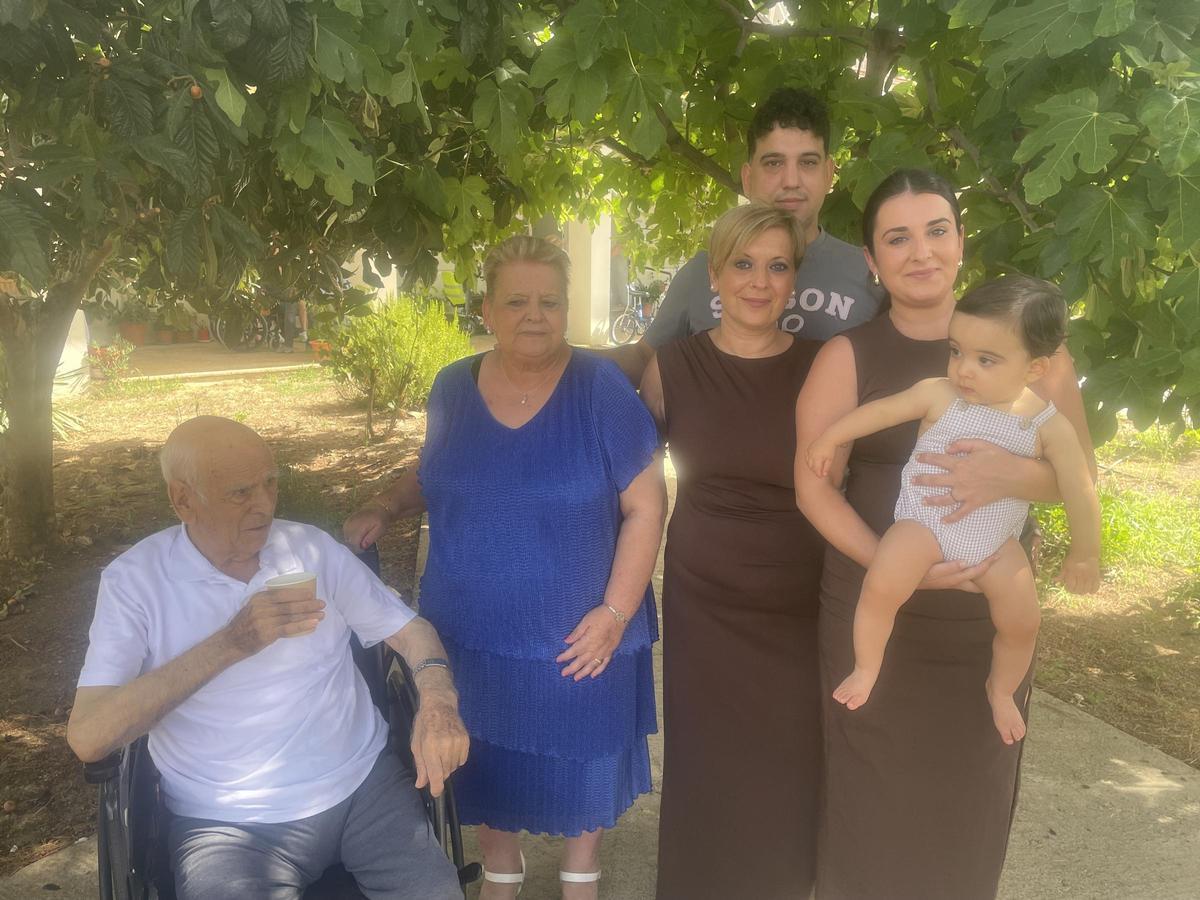 Emiliano junto a su hija Niscasia y el resto de la familia.