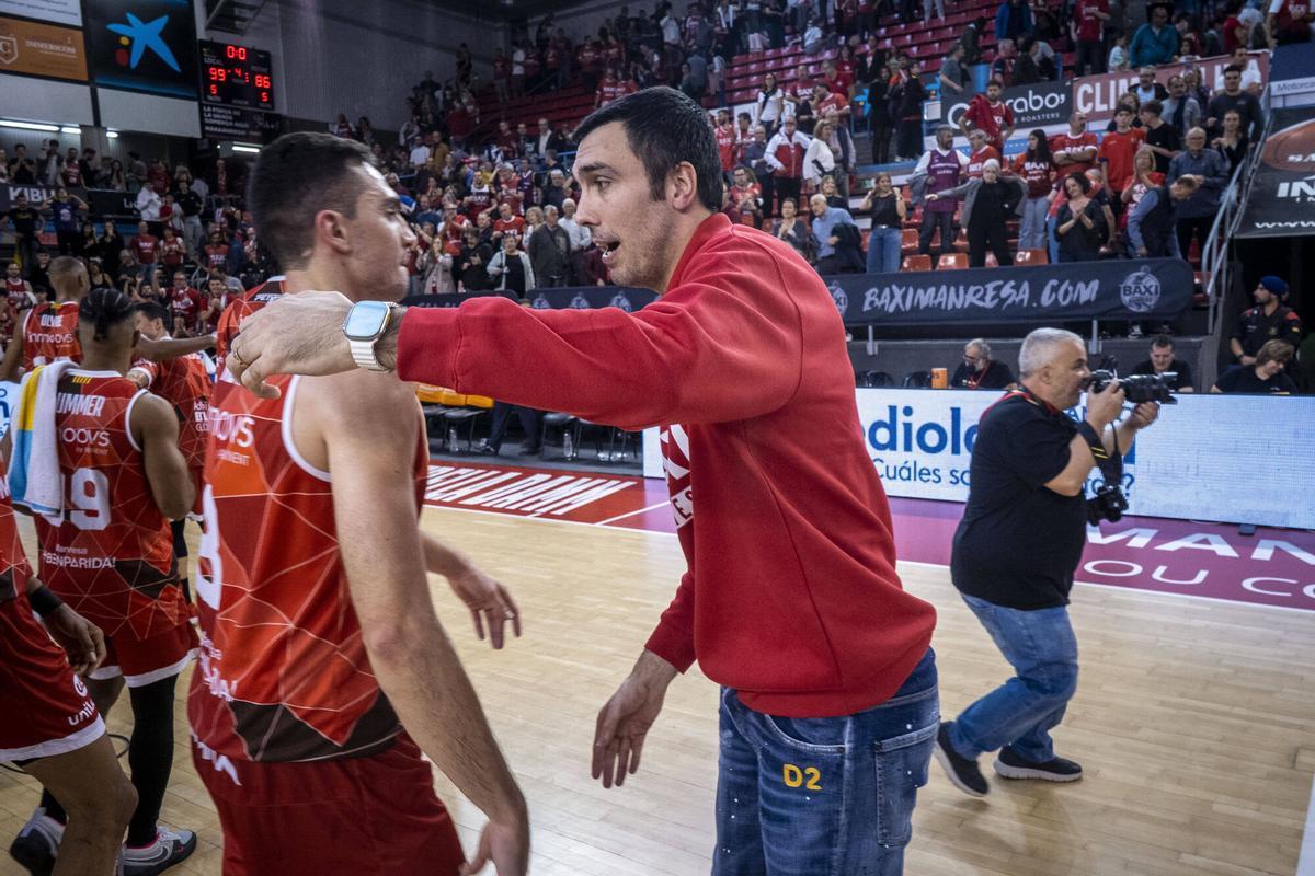 Pierre Oriola felicita a los jugadores del Manresa al final del duelo.