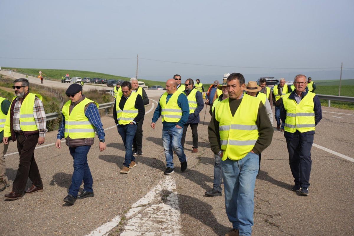 Los agricultores cordobeses vuelven a cortar la A-4 en una nueva protesta por la situación del campo