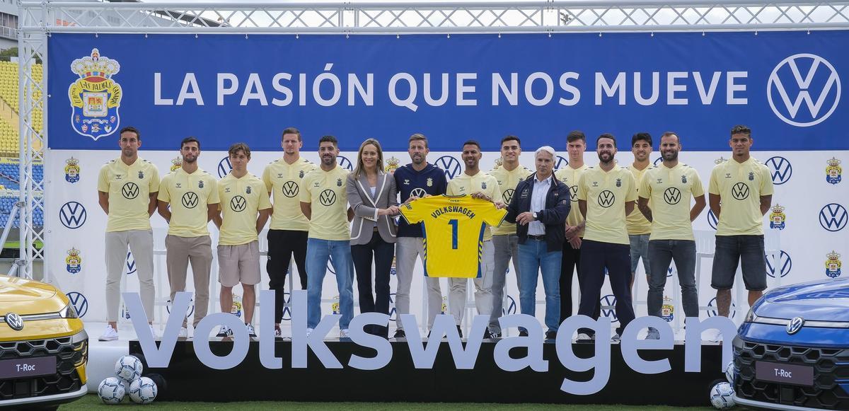 Magüi Melián (c), CEO de Domingo Alonso, Luis García Fernández, Jonathan Viera y Patricio Viñayo García sostienen la elástica con el número uno y el patrocinador Volkswagen, ayer, en el acto promocional en el Gran Canaria. Detrás, Mata (1i), Enzo Loiodice, Lorenzo Amatucci, Álex Suárez, Ale Carcía, Sergio Barcia, Enrique Clemente, Jesé y Edward Cedeño.