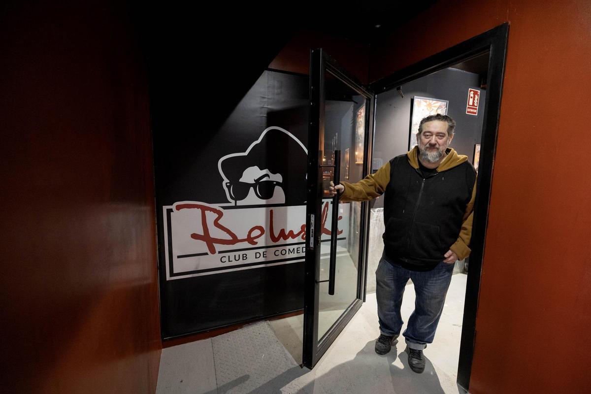 Mariano Bartolomé en su nuevo local de la calle Fita de Zaragoza.