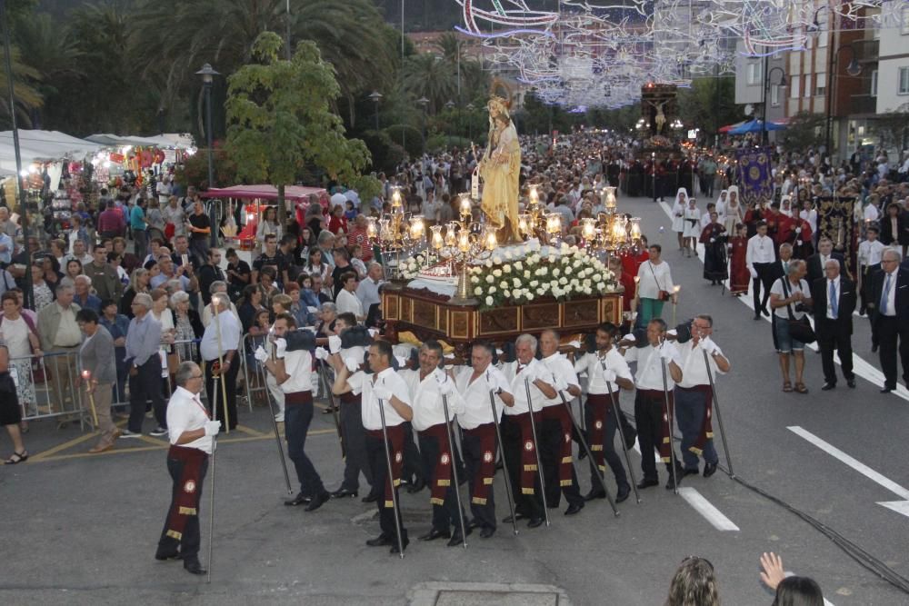 Un Cristo entre el fervor de la multitud. // Santos Álvarez