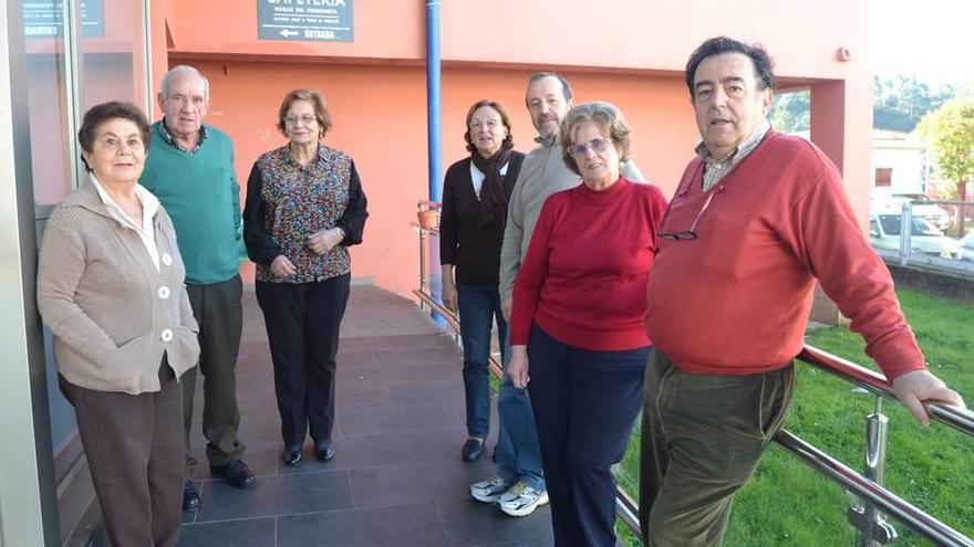 Por la derecha, José Ramón Avín, Luchi Mata, Luis Hevia, Dinita Calleja, María Luisa Rubio, Benito Capín y María Josefa Suero, en el exterior del Hogar del Pensionista de Ribadesella.