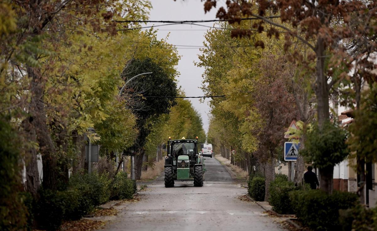 Un tractor circula por una de las calles de Llanos del Caudillo, en Ciudad Real.