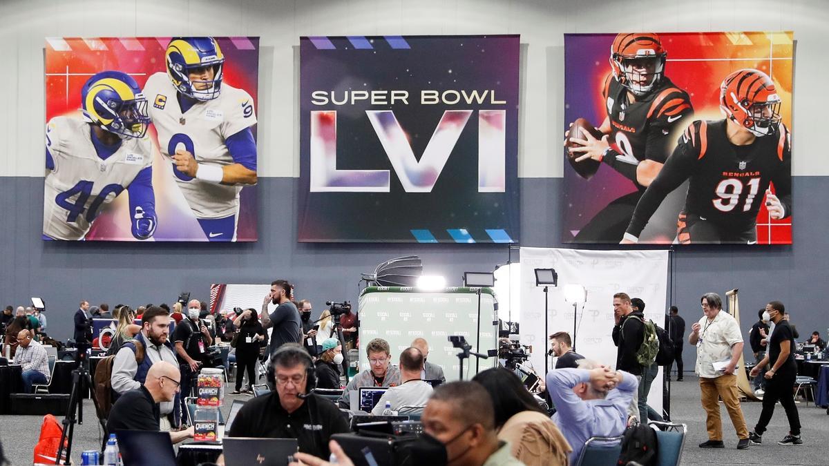 Imagen de la sala de prensa preparada para la Super Bowl en Los Ángeles.