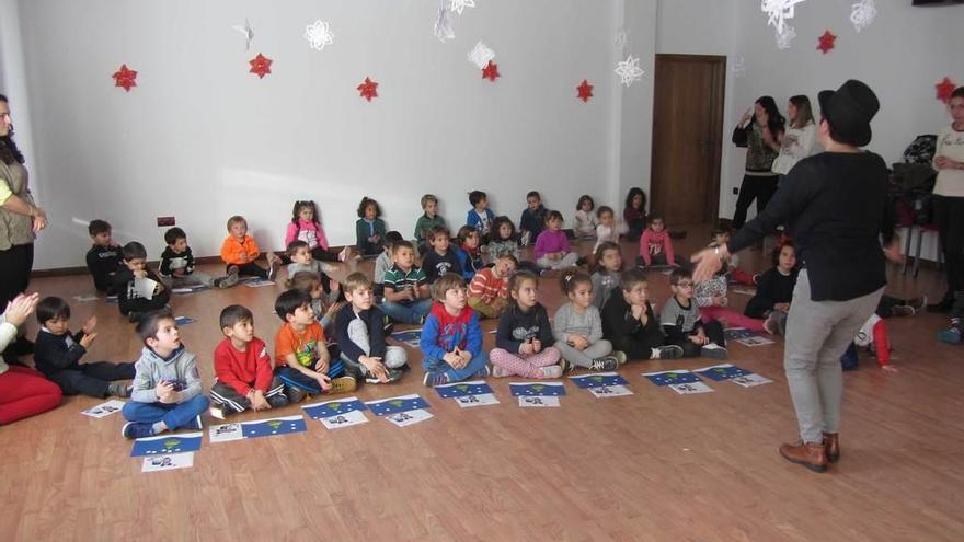 Los niños que ayer visitaron el Conservatorio, durante un taller.
