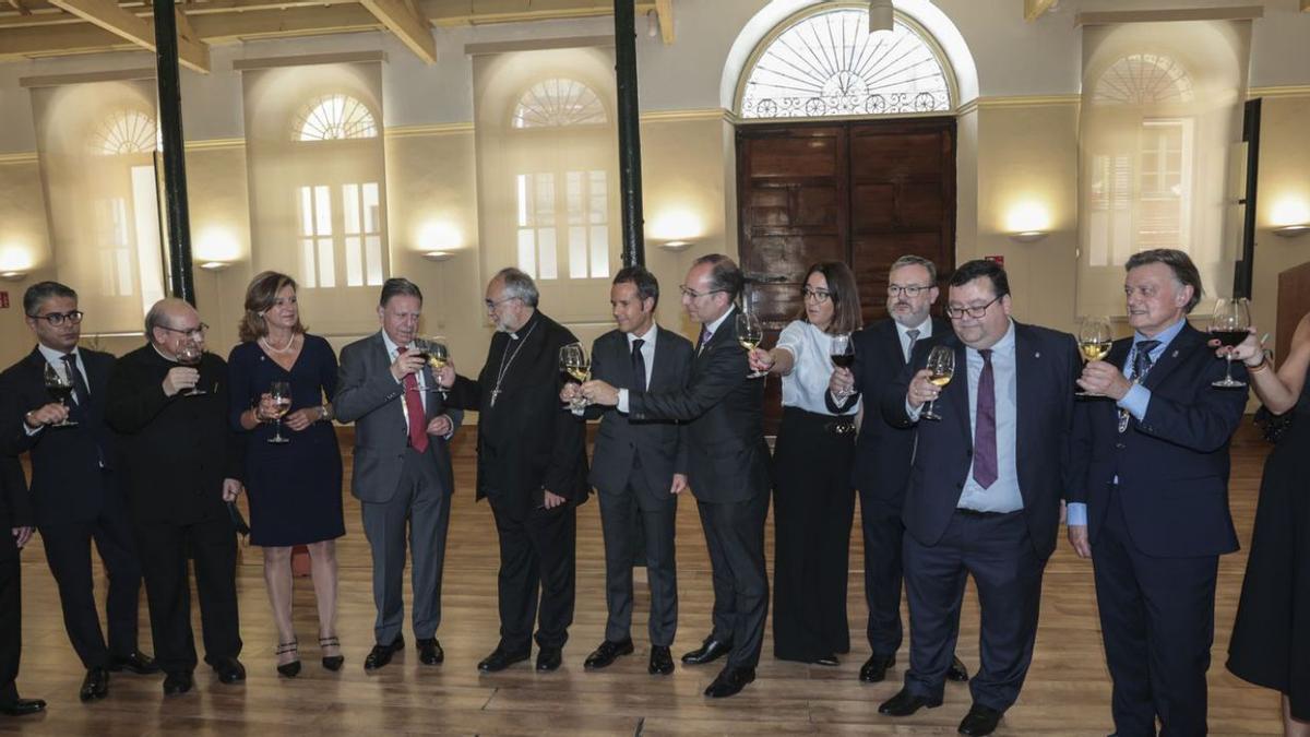 Brindis de la Corporación municipal, cabildo y Arzobispado, ayer, en Trascorrales.