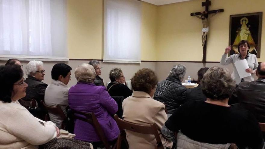 Aldara Bosch, de pie, durante el taller organizado en Turón.