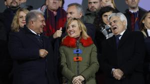 El presidente del Barça, Joan Laporta, la ministra de Educación y Deportes, Pilar Alegría, y Pedro Rocha.