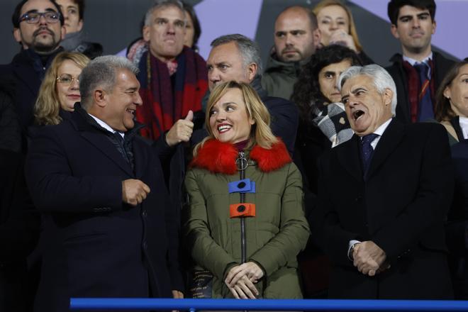 El presidente del Barça, Joan Laporta, la ministra de Educación y Deportes, Pilar Alegría, y Pedro Rocha.
