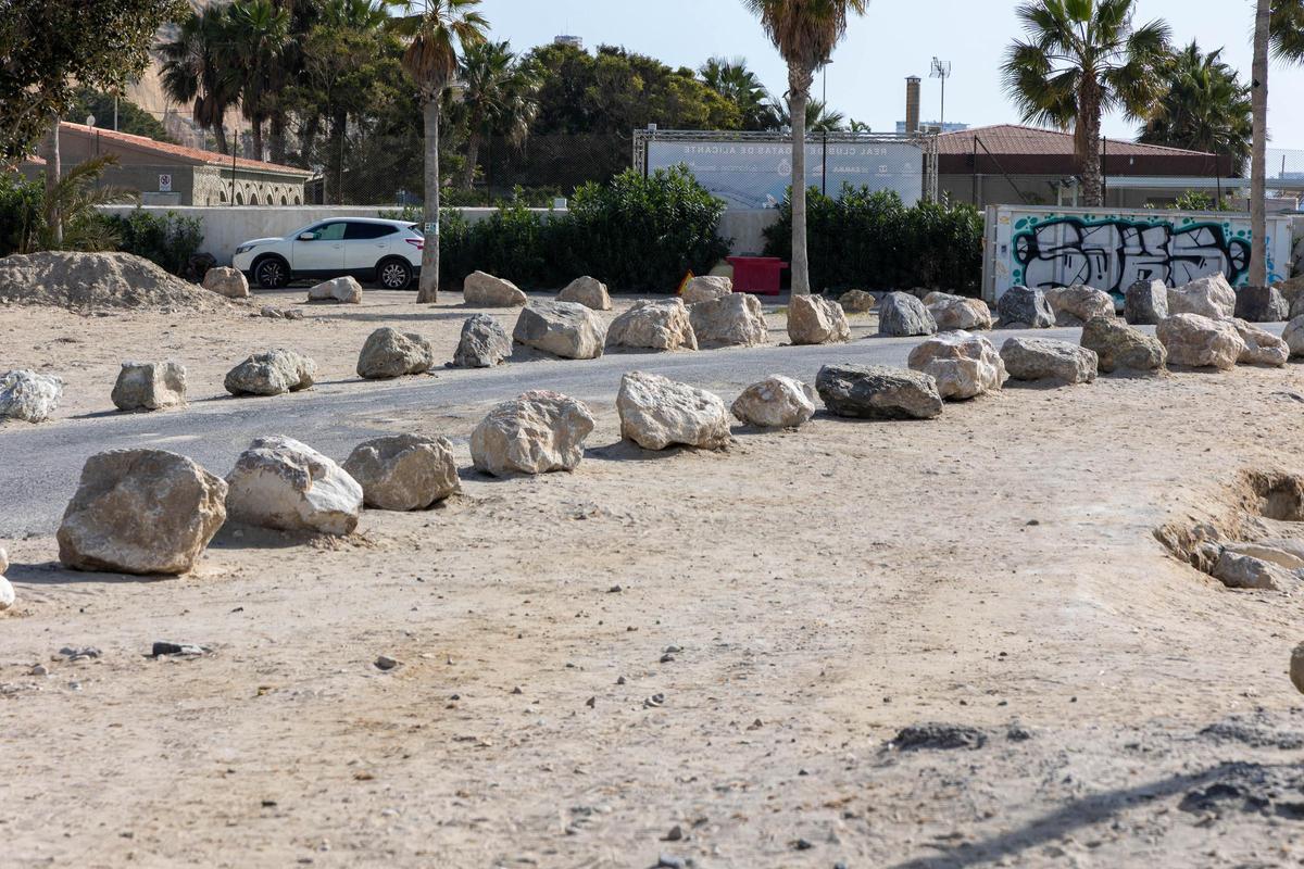 Rocas para impedir el estacionamiento de caravanas en el Tiro de Pichón.
