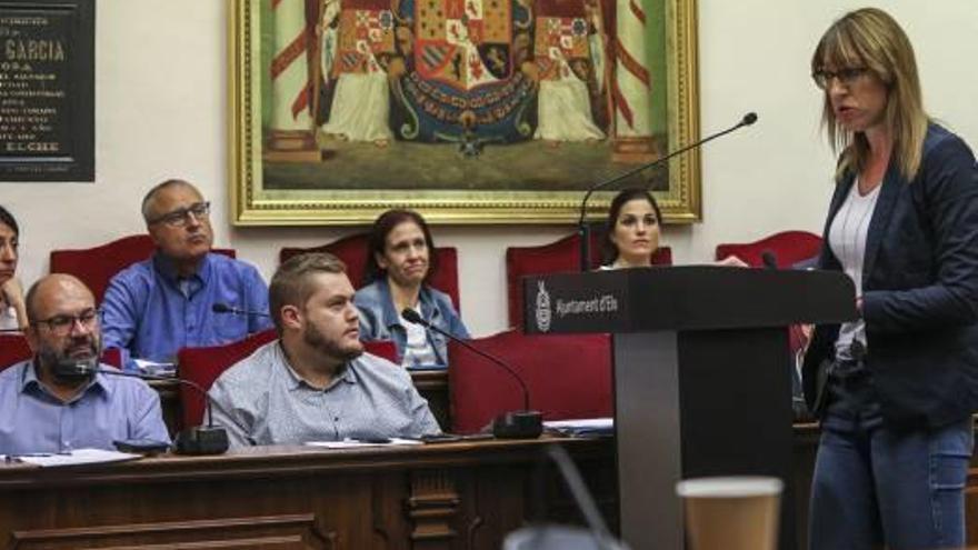 La bancada del equipo de gobierno en un pleno municipal de Elche.