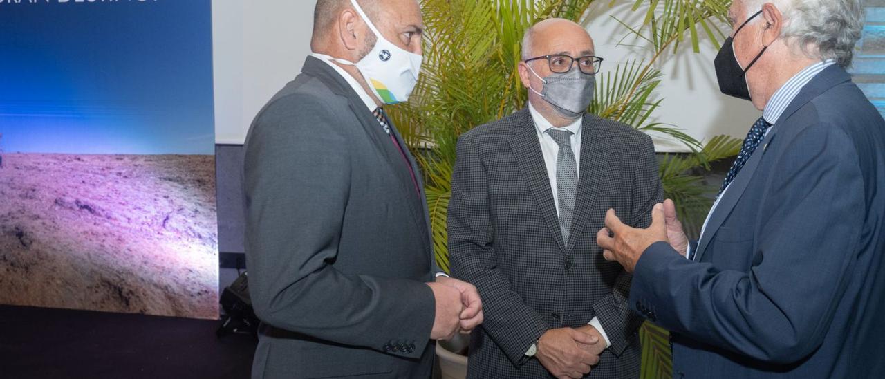 El consejero de Turismo, Carlos Álamo; el presidente del Cabildo, Antonio Morales, y el presidente del ITR, Tomás de Azcárate, ayer, en la firma del acuerdo.