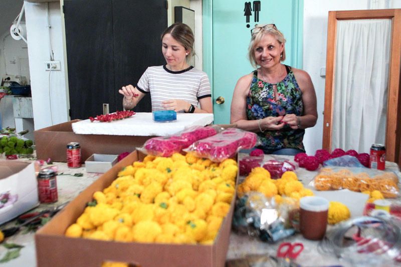 Preparación de las carrozas para la Batalla de Flores