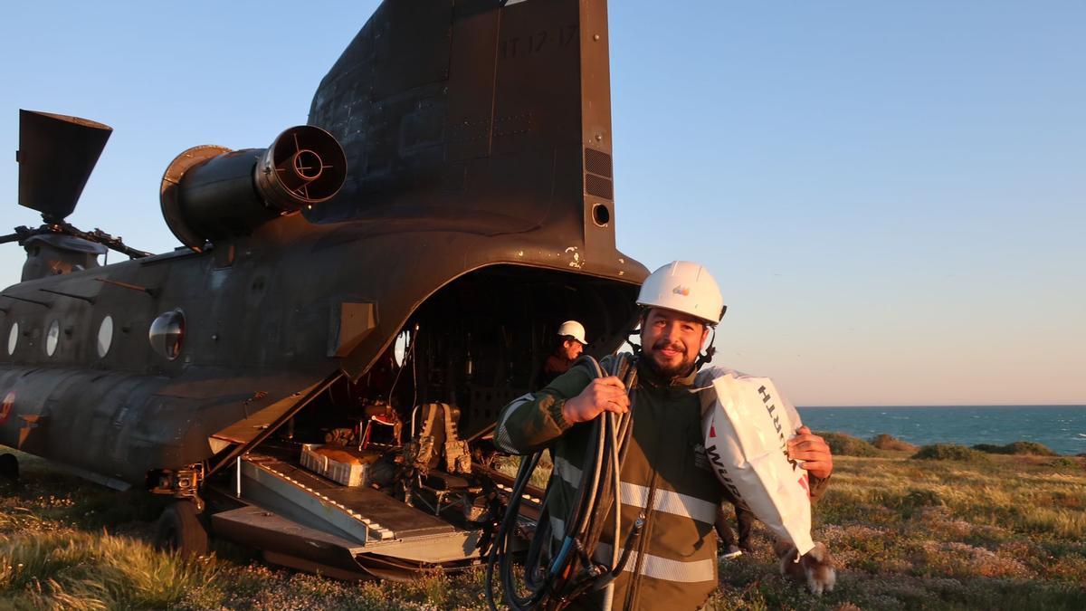 El helicóptero militar que ha trasladado el generador