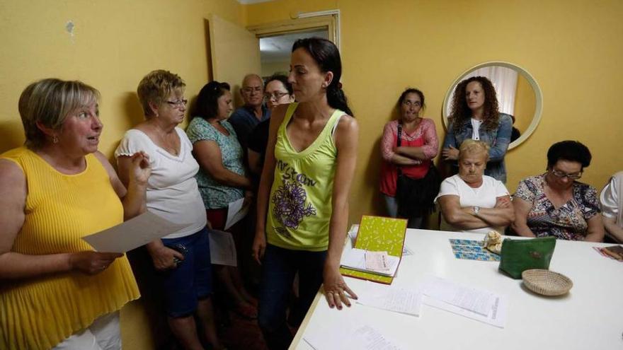 Andrea Rodríguez, conversando con varias socias durante la asamblea celebrada ayer.